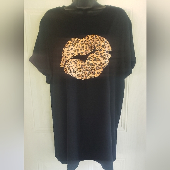 Tops - Women's graphic t-shirt with cheetah print lips